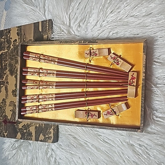 Set of 5 Chopsticks W/rest - Picture 2 of 3